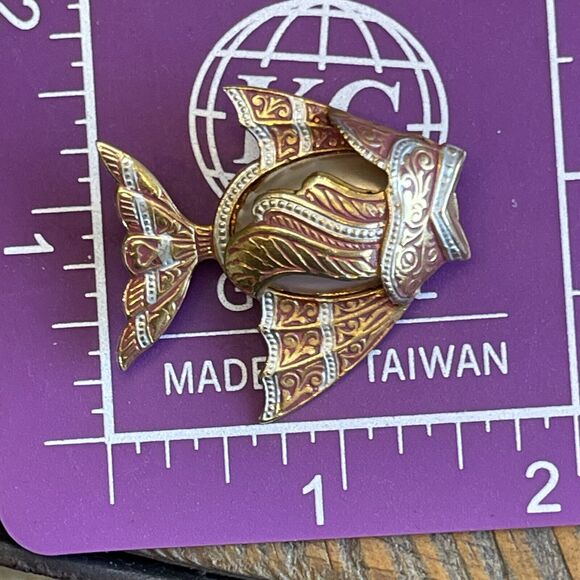 Vintage Spain Faux Pearl Cabochon Belly Damascene Fish Heart Tail Pin Brooch - Picture 5 of 5